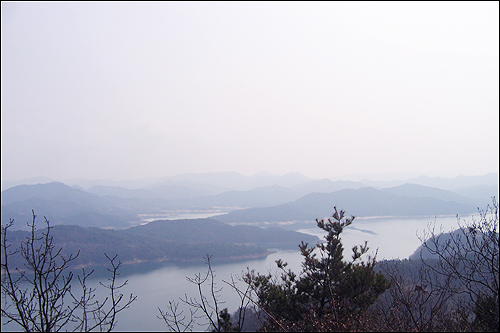 성에서 바라본 대청호 동남쪽 풍경. 제일 뒤쪽에 있는 산이 옥천 장용산입니다. 